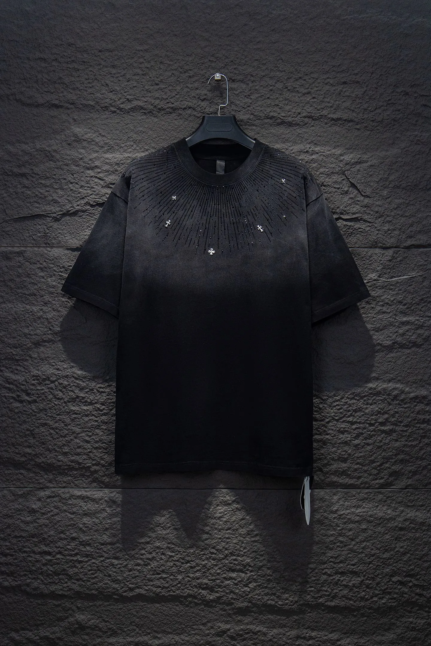 P190 Chrome hearts washed sandblasted rhinestone short sleeves • 25ss ⚠YB custom-woven custom-dyed fabric, color rhinestones, version The fabric is woven by imported machines. The uniqueness of the cloth texture creates a perfect garment effect. The fabric is made of 260g clean cloth with 320g 1*1 rib, 4-color environmentally friendly custom-dyed fabric, and the threads are in the same cylinder without color difference.  Garment dyeing, garment washing and snow-frying process, and local sandblasting to make it look old and white. Hat, collar, pockets, cuffs, front and rear threads. The details are clearly visible. Double yarn combed pure cotton high-end dust-free fabric, 32-pin high-end textile thread 70D ultra-fine elastic stitching, nearly invisible threading, close-fitting and comfortable. The white gray fabric is dyed and sanded to make it old, showing the grayish blue light effect of the original black. Thousands of Austrian rhinestones are specially ordered to have the bling of natural crystals under the light. Bling effect, multi-section reflective points, extremely high production cost, laser molding includes computer engraving machine and laser machine It is accurate in granules. Finally, it is ironed at high temperature to finalize the shape. After ironing, you need to repeatedly test the firmness on the ironing pattern. It can show colorful reflections under the light. The collar webbing extends to the shoulder for reinforcement, and the stitches are knocked down at the connection. The hem and The cuffs are all made of 0.2mm needle-pitch double-thread turning. They are carefully produced at a high cost. The weight of the whole garment reaches more than 1 kilogram. The attitude of making goods with a magnifying glass restores the quality and effect of the product. The full set of customized accessories only presents every detail to customers. The body of the garment is made of hardware and rhinestones, which greatly increases the interest of the garment and creates a unique visual effect. The special washing effect creates a unique aged effect.  The Paris short-sleeve must be the first short-sleeved piece in spring and summer that blurs the boundaries of unisex style. It has a classic dropped shoulder oversize version and a loose and casual upper body.  Color: Washed Black White Size: S M L XL